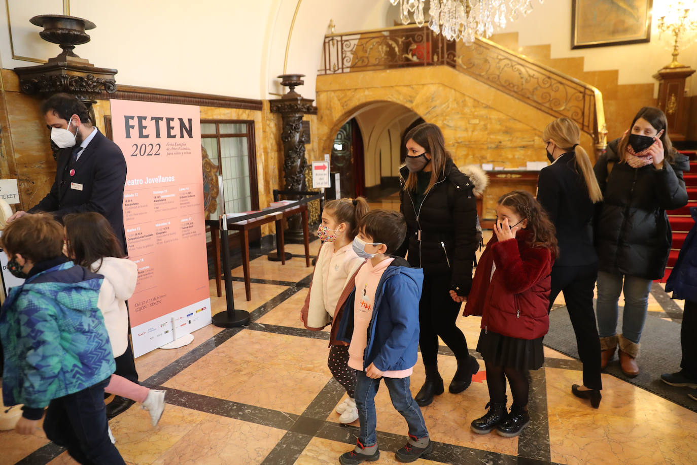Los más pequeños de la casa continúan disfrutando de las espectaculares representaciones de Fetén, que llenan de emoción cada escenario, como la Colegiata, la Laboral o el Jovellanos.