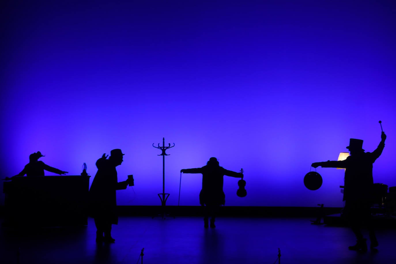 Los más pequeños de la casa continúan disfrutando de las espectaculares representaciones de Fetén, que llenan de emoción cada escenario, como la Colegiata, la Laboral o el Jovellanos.