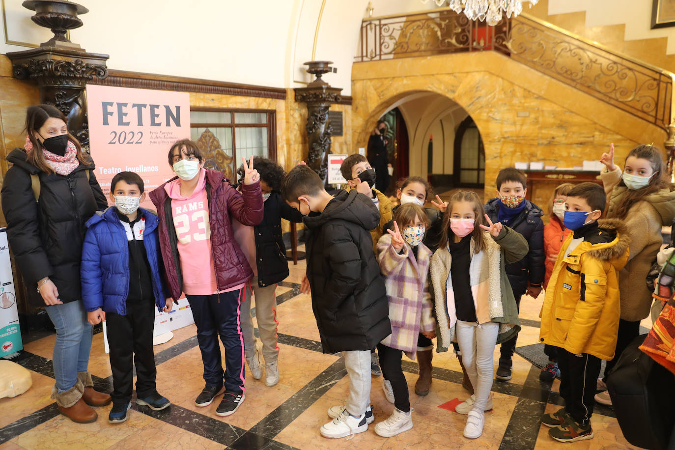 Los más pequeños de la casa continúan disfrutando de las espectaculares representaciones de Fetén, que llenan de emoción cada escenario, como la Colegiata, la Laboral o el Jovellanos.