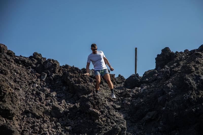 Los ochenta y cinco días que el volcán de Cumbre Vieja permaneció en activo dejaron imágenes desoladoras. Ahora, semanas después de que el volcán dejase de escupir lava, los turistas visitan La Palma para observar los restos del desastre natural. 