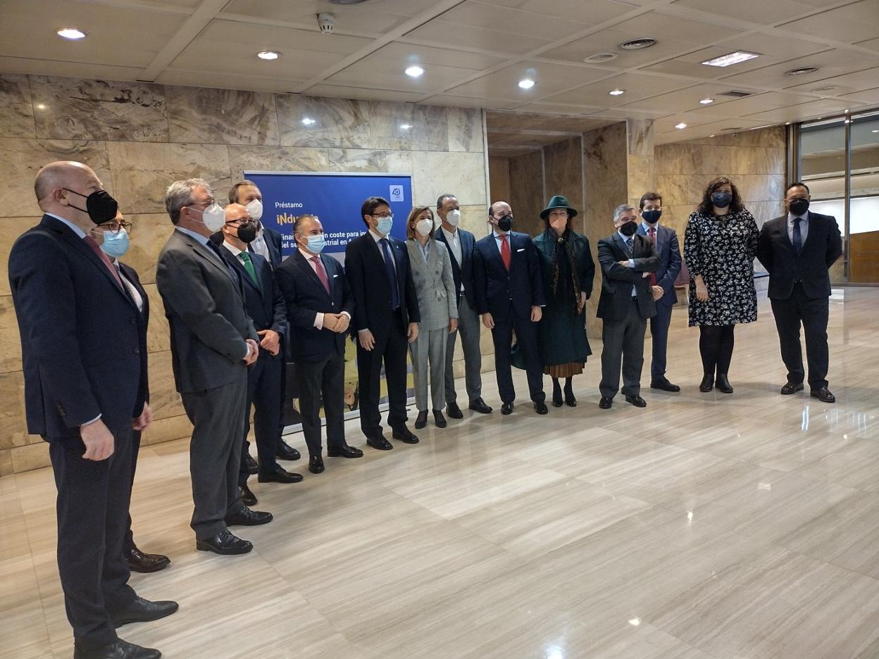 El consejero de Industria, Enrique Fernández, junto a la presidenta de Asturgar y directora del IDEPA, Eva Pando, con representantes de las entidades financieras, de Fade, de las cámaras de comercio, de Femetal y de Asata, ayer, antes de la presentación de los préstamos en Oviedo. 