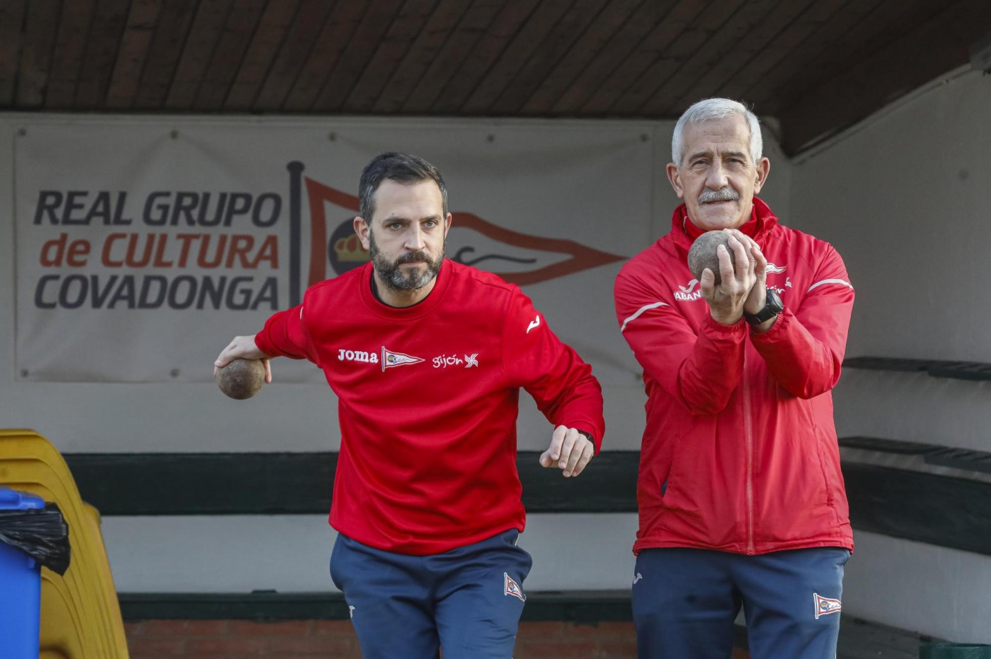 Bernardo Nieto, a la derecha, con su hijo Iván, en la bolera del Grupo. 