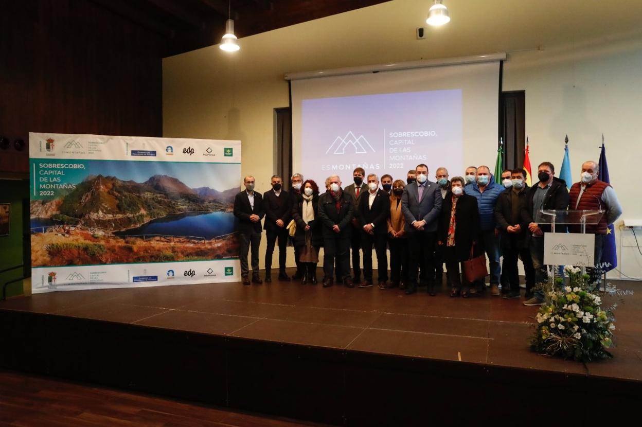 Autoridades regionales, locales y de la Asociación Española de Municipios de Montaña posan en el acto que Sobrescobio asumió la capitalidad. 