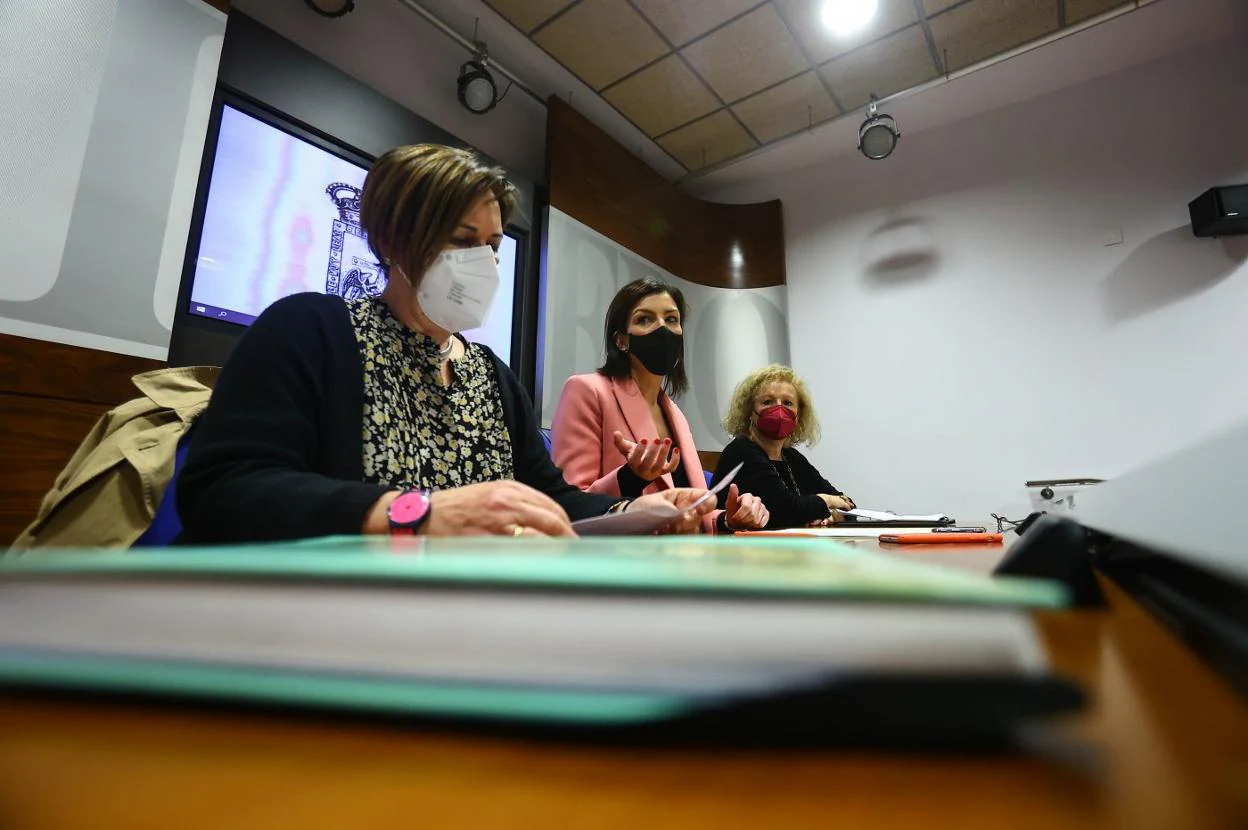 Mar Prieto, Lourdes García y Ana Roza, en la sala de prensa del Ayuntamiento, ayer. 