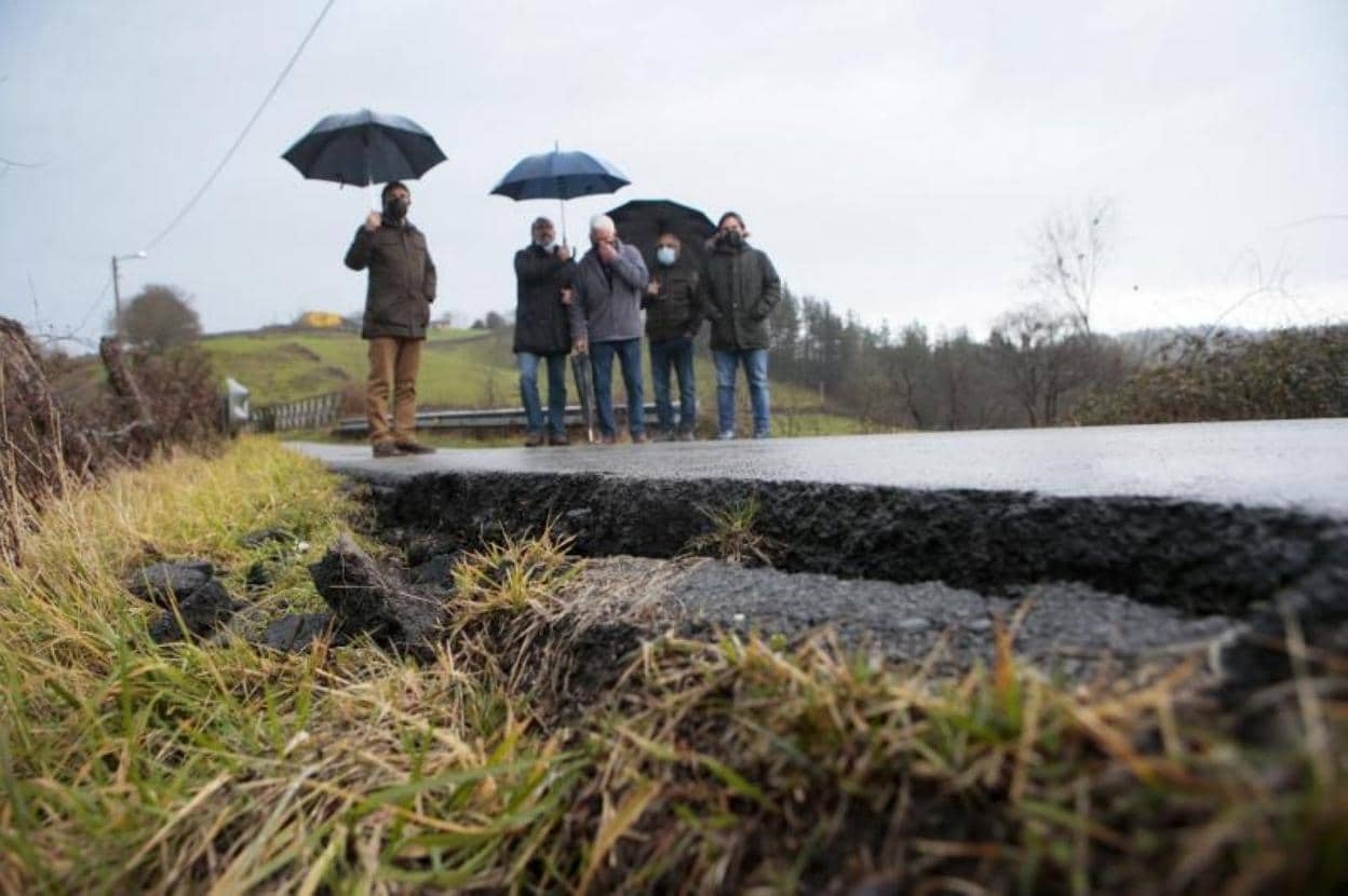 Los vecinos de Lieres urgen la reparación de la carretera de La Viona, en  el límite con Sariego | El Comercio: Diario de Asturias