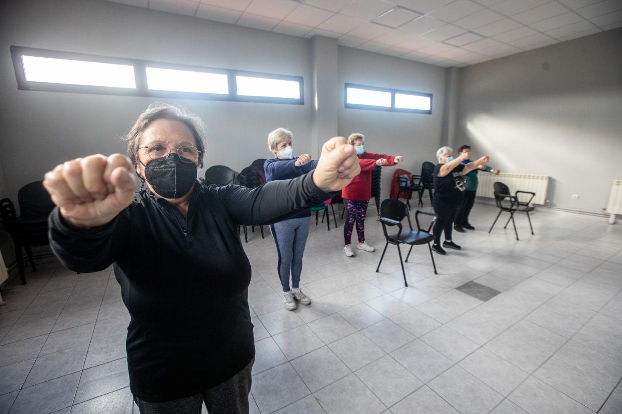 Algunas de las participantes en el taller 'Activa tu cuerpo' realizan uno de los ejercicios en Trasona. 