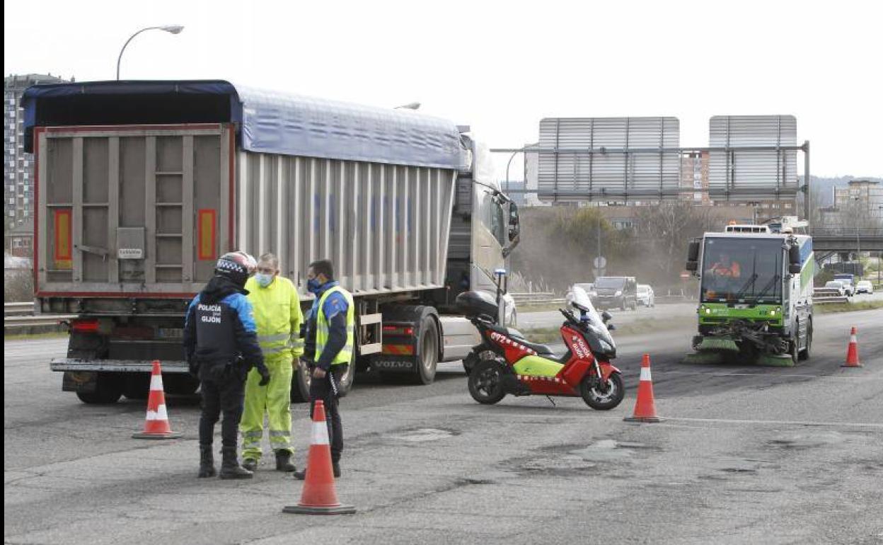 Labores de limpieza del carbón que perdió el camión procedente de El Musel.
