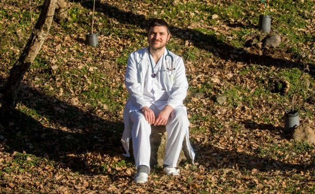 Campillo, entre los plantones que regala en su programa 'Bosques para la salud' para crear un bosque junto al hospital D'Olot. 