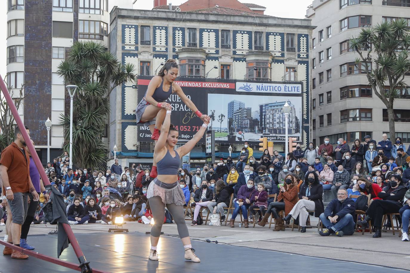 Feten ha vuelto a convertir calles de Gijón en un gran teatro. Pequeños y mayores han disfrutado de las actuaciones como las de Alas Circo, de 'Ahá!, Circo'