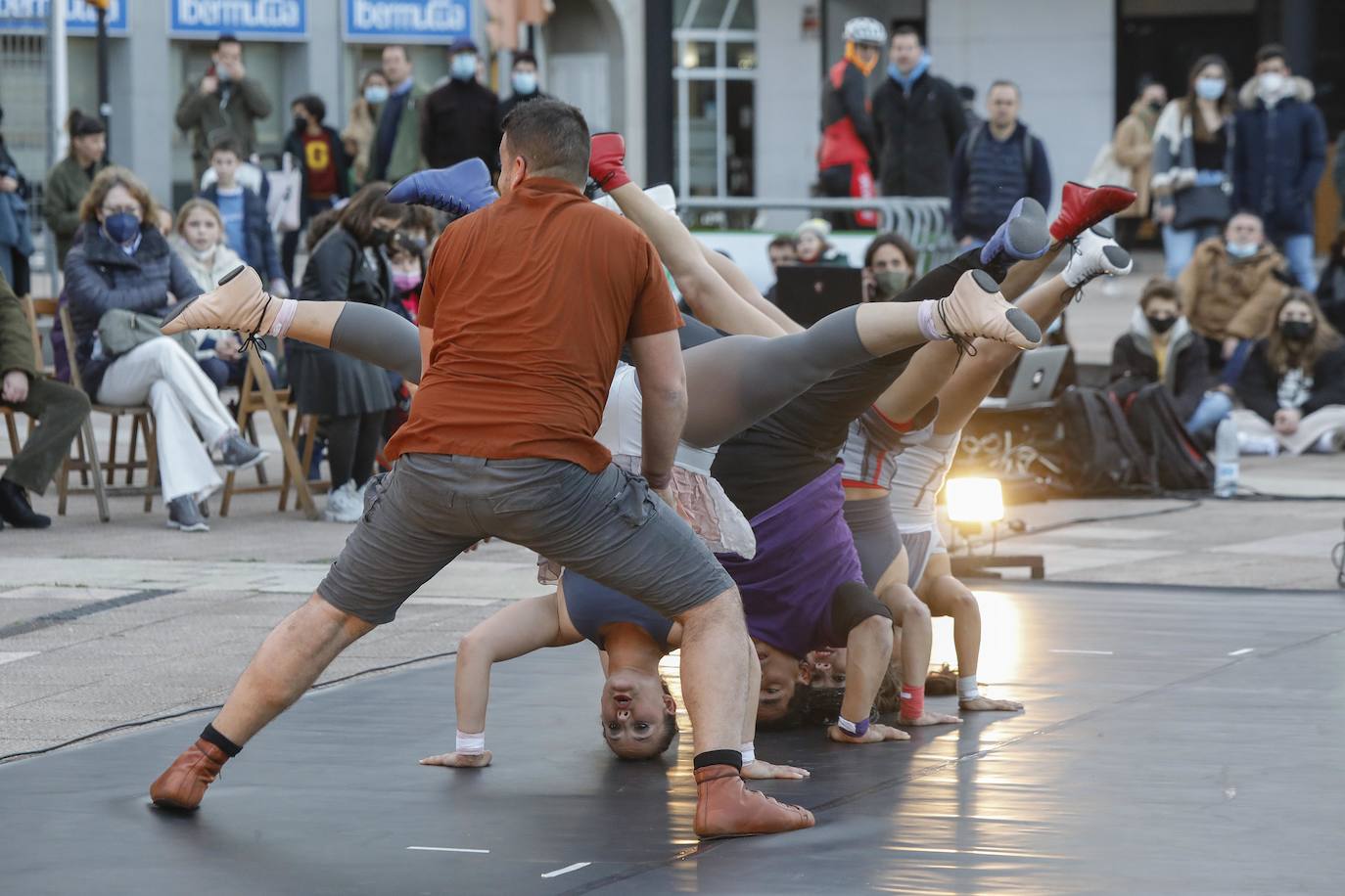 Feten ha vuelto a convertir calles de Gijón en un gran teatro. Pequeños y mayores han disfrutado de las actuaciones como las de Alas Circo, de 'Ahá!, Circo'