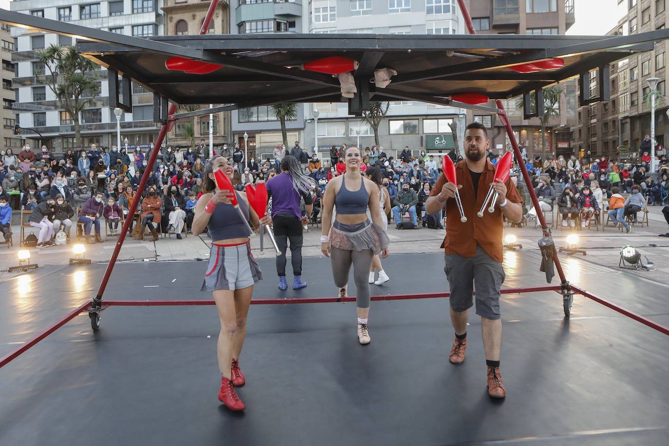 Feten ha vuelto a convertir calles de Gijón en un gran teatro. Pequeños y mayores han disfrutado de las actuaciones como las de Alas Circo, de 'Ahá!, Circo'