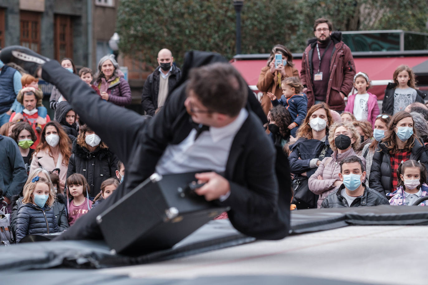 Feten ha vuelto a convertir calles de Gijón en un gran teatro. Pequeños y mayores han disfrutado de las actuaciones como las de Alas Circo, de 'Ahá!, Circo'