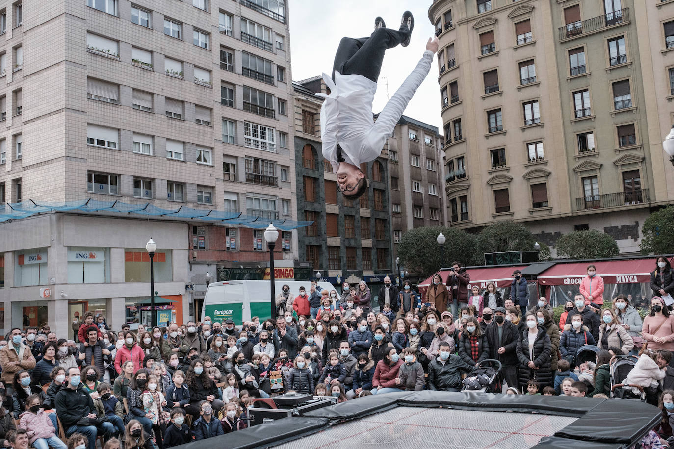 Feten ha vuelto a convertir calles de Gijón en un gran teatro. Pequeños y mayores han disfrutado de las actuaciones como las de Alas Circo, de 'Ahá!, Circo'