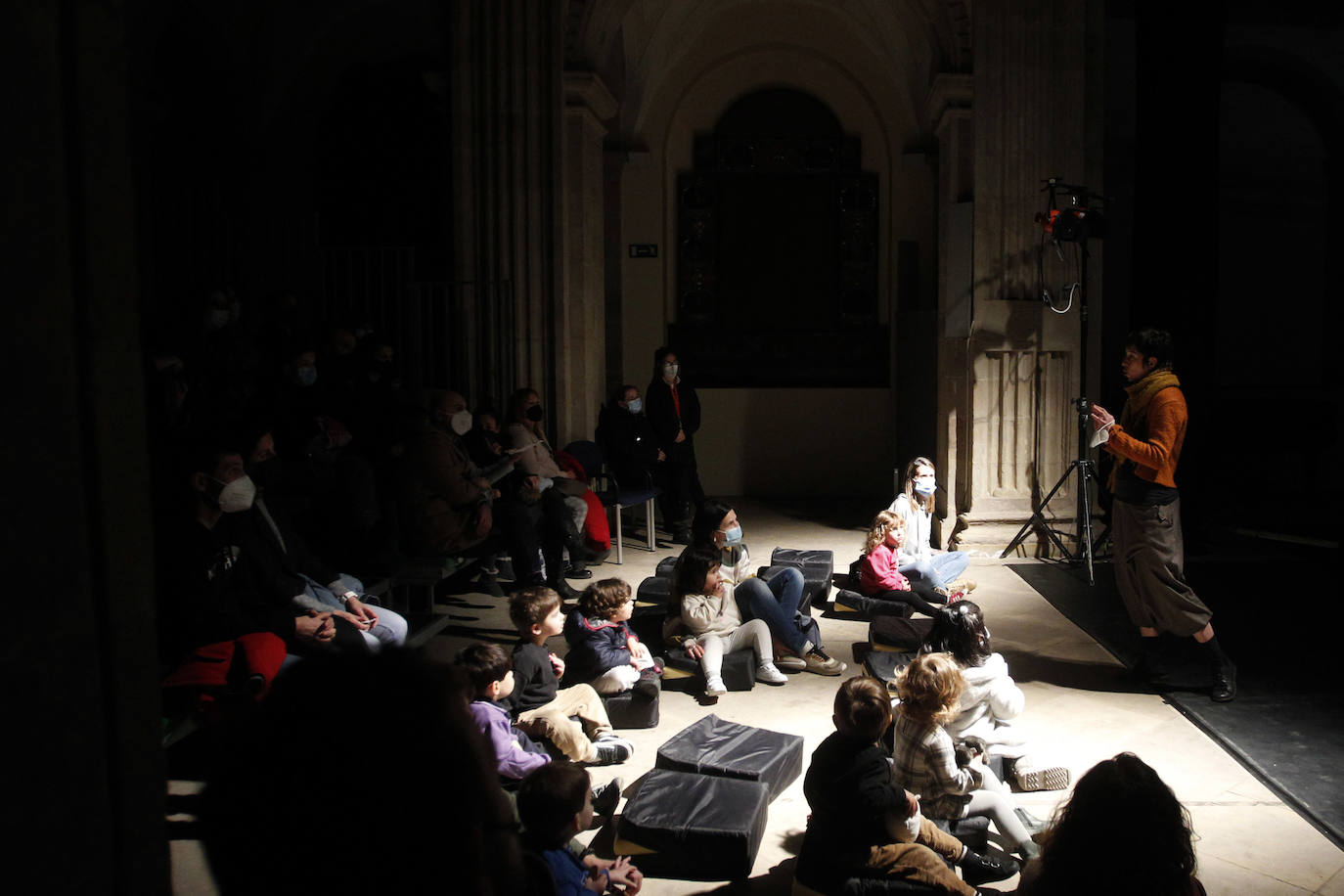 Feten ha vuelto a convertir calles de Gijón en un gran teatro. Pequeños y mayores han disfrutado de las actuaciones como las de Alas Circo, de 'Ahá!, Circo'