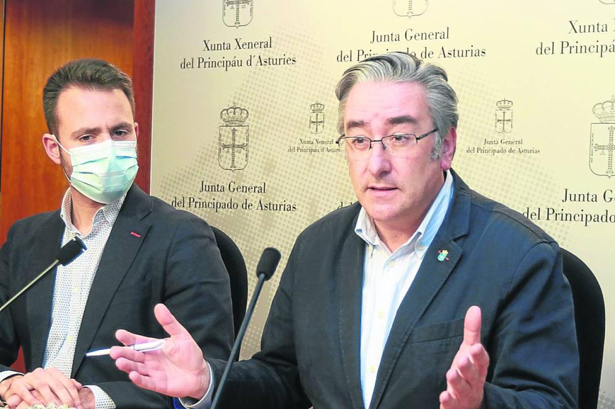 Álvaro Queipo y Pablo González, diputados del PP, en su rueda de prensa de ayer. 