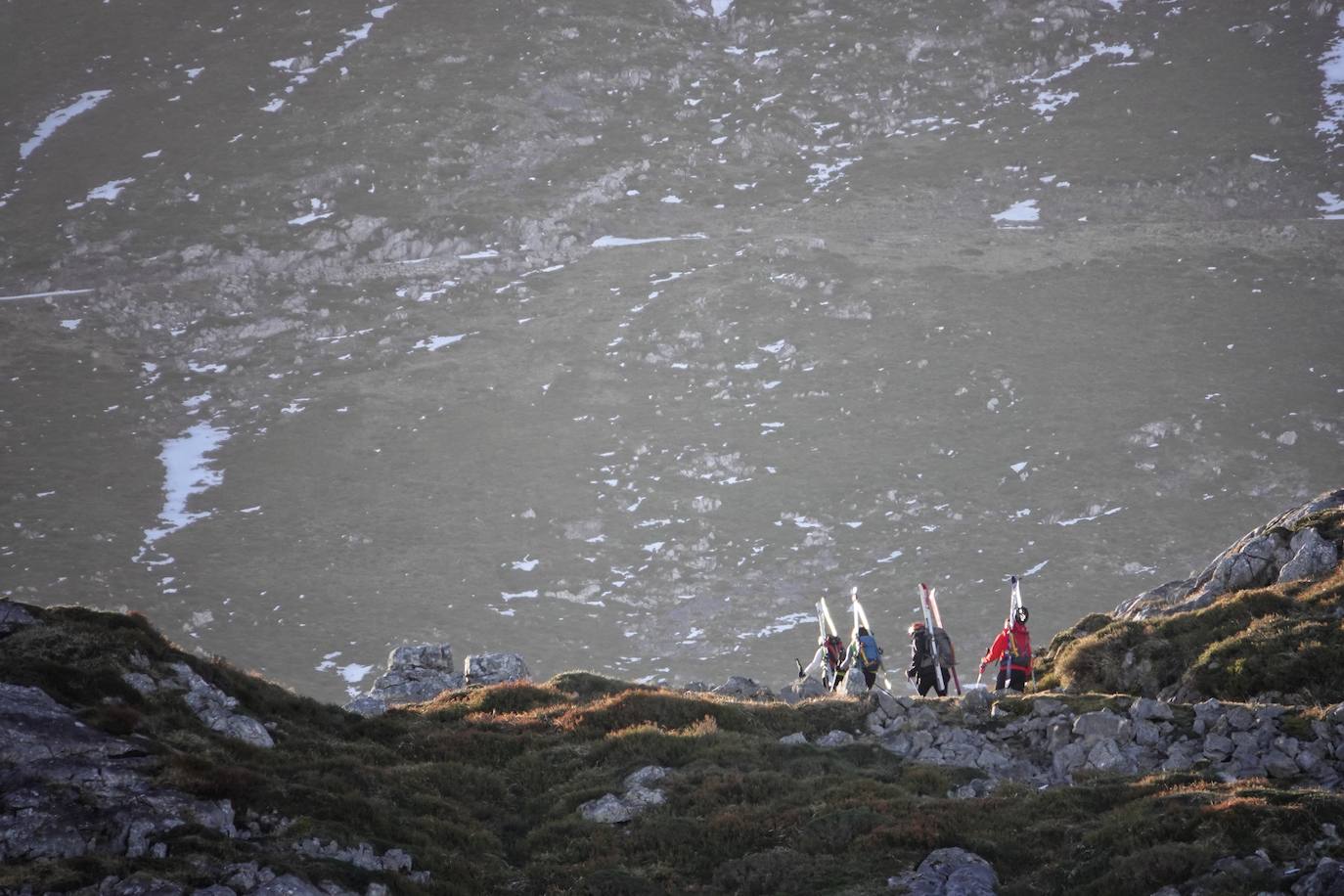 El cuerpo sin vida de Carlos Ugidos, el montañero llanisco desaparecido en Picos de Europa, fue hallado este jueves a las 12.15 horas en la ladera norte del pico Mancondiú y las primeras hipótesis apuntan a una caida por una ladera de fuerte pendiente.
