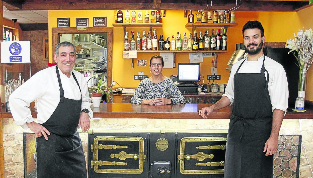 Lolo García, Feli Castelao y Samuel García, en su restaurante La Cocina de Lolo. 