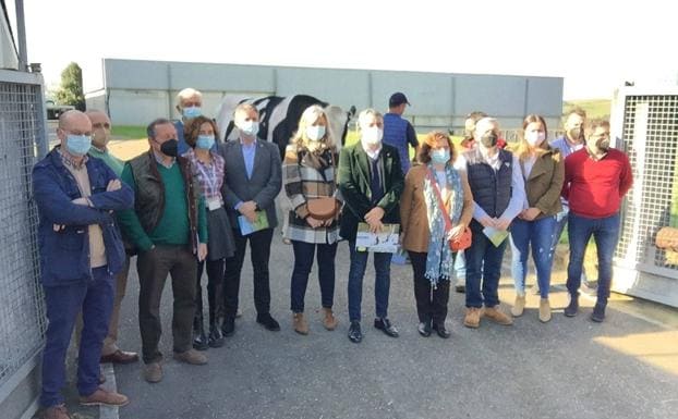 El consejero y la directora general de ganadería, con la directora del Serida y los reprentantes de las asociaciones ganaderas y de la Caja Rural de Gijón