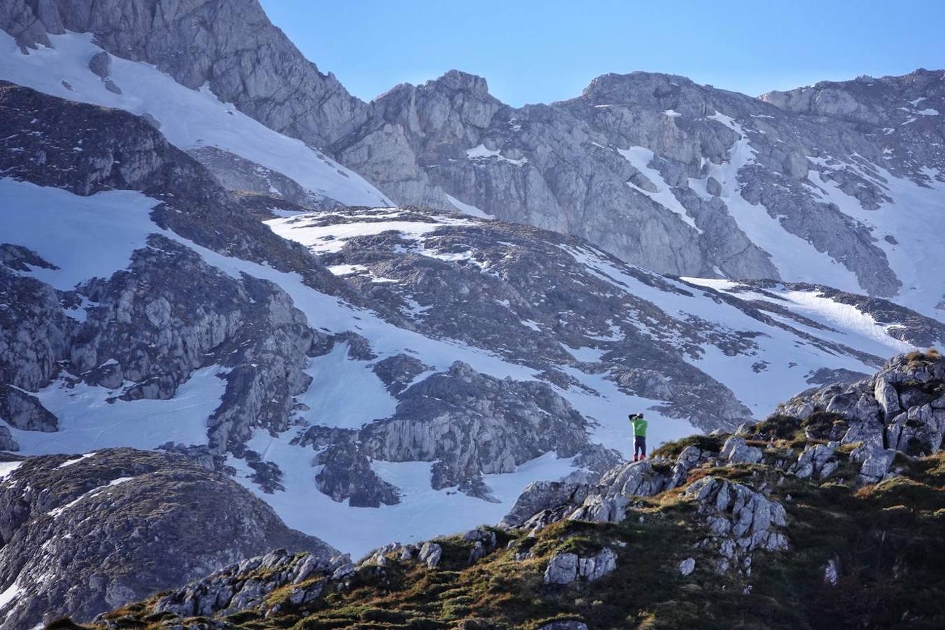 El cuerpo sin vida de Carlos Ugidos, el montañero llanisco desaparecido en Picos de Europa, fue hallado este jueves a las 12.15 horas en la ladera norte del pico Mancondiú y las primeras hipótesis apuntan a una caida por una ladera de fuerte pendiente.