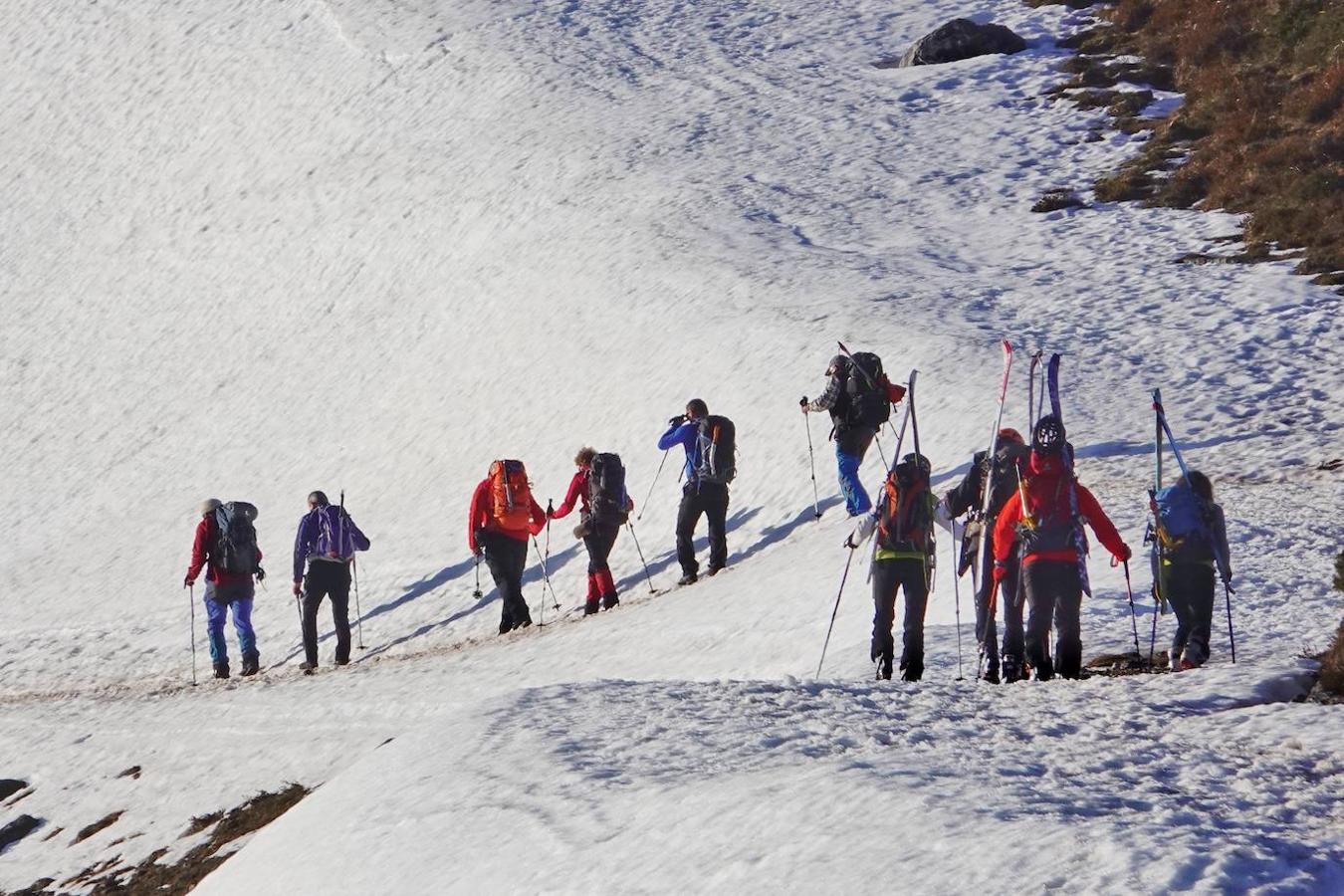 El cuerpo sin vida de Carlos Ugidos, el montañero llanisco desaparecido en Picos de Europa, fue hallado este jueves a las 12.15 horas en la ladera norte del pico Mancondiú y las primeras hipótesis apuntan a una caida por una ladera de fuerte pendiente.