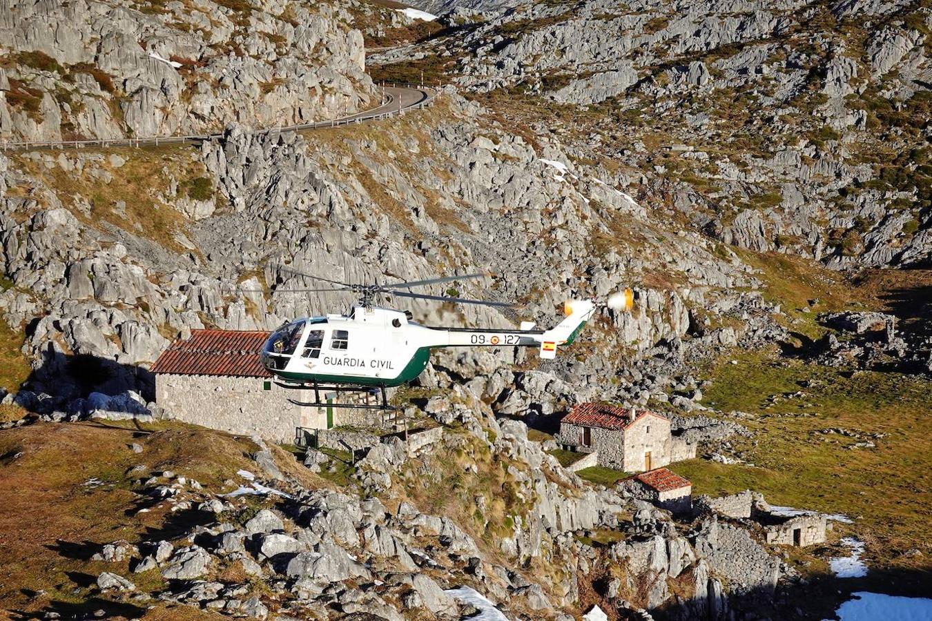 El cuerpo sin vida de Carlos Ugidos, el montañero llanisco desaparecido en Picos de Europa, fue hallado este jueves a las 12.15 horas en la ladera norte del pico Mancondiú y las primeras hipótesis apuntan a una caida por una ladera de fuerte pendiente.