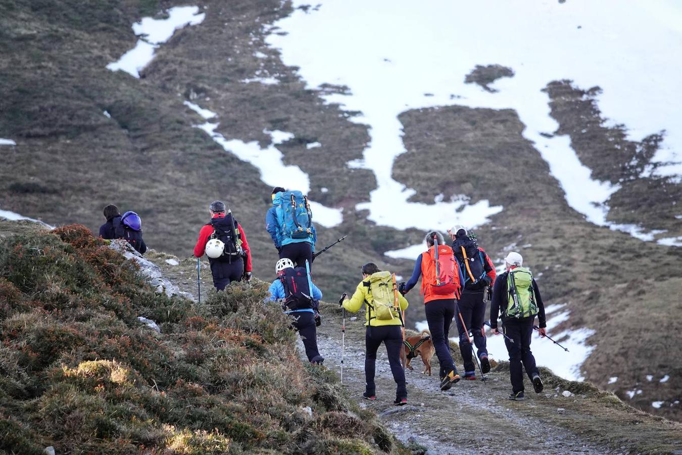 El cuerpo sin vida de Carlos Ugidos, el montañero llanisco desaparecido en Picos de Europa, fue hallado este jueves a las 12.15 horas en la ladera norte del pico Mancondiú y las primeras hipótesis apuntan a una caida por una ladera de fuerte pendiente.
