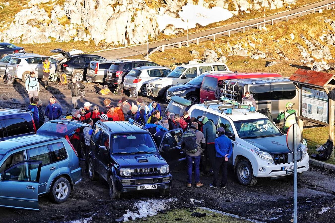 El cuerpo sin vida de Carlos Ugidos, el montañero llanisco desaparecido en Picos de Europa, fue hallado este jueves a las 12.15 horas en la ladera norte del pico Mancondiú y las primeras hipótesis apuntan a una caida por una ladera de fuerte pendiente.