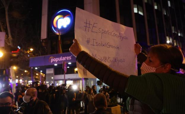 Cerca de un centenar de manifestantes apoya a Ayuso frente a Génova 