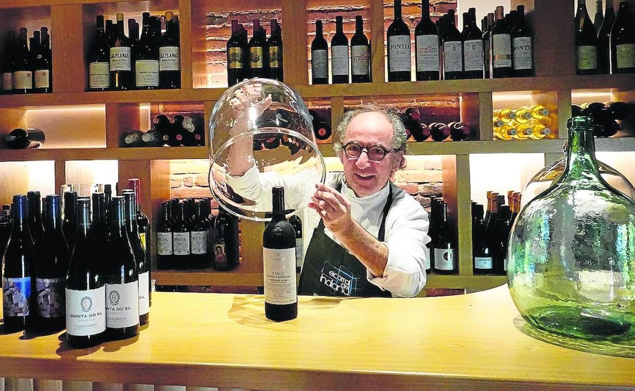 José Antonio Campoviejo muestra la nueva bodega de El Corral del Indianu, situada a la entrada donde antes había un comedor privado.