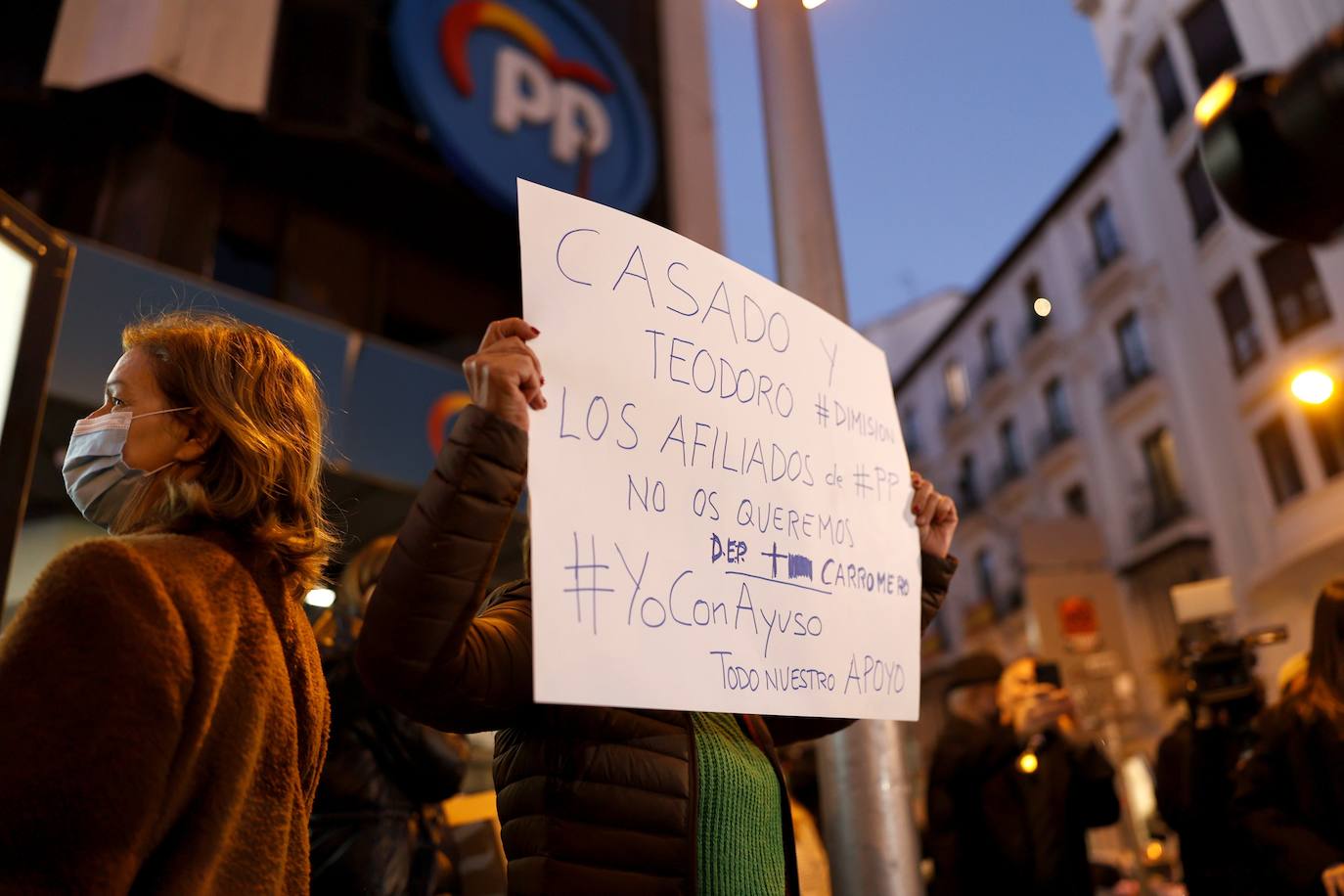 Militantes del PP se manifiestan ante la sede de Génova para pedir la dimisión de Casado y García Egea. Las revelaciones sobre el supuesto espionaje a Isabel Díaz Ayuso que habrían encargado otros dirigentes del PP movilizó a algunos militantes del partido en Madrid.