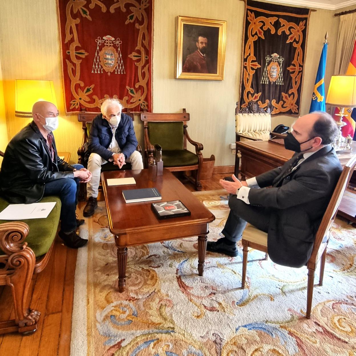 El decano y vicedecano de Ciencias, José Manuel Noriega y Carlos Fernández, en la reunión de ayer con el rector, Ignacio Villaverde. 