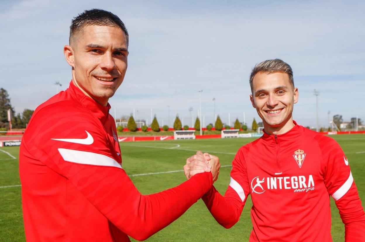 Djuka y Fran Villalba, después del entrenamiento de ayer, posando los dos para EL COMERCIO en el campo número 2 de Mareo. 