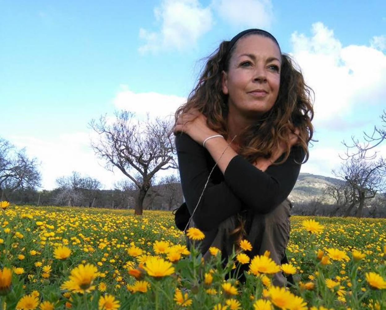 Graciela Ruiz Ortiz, en un campo de flores. 