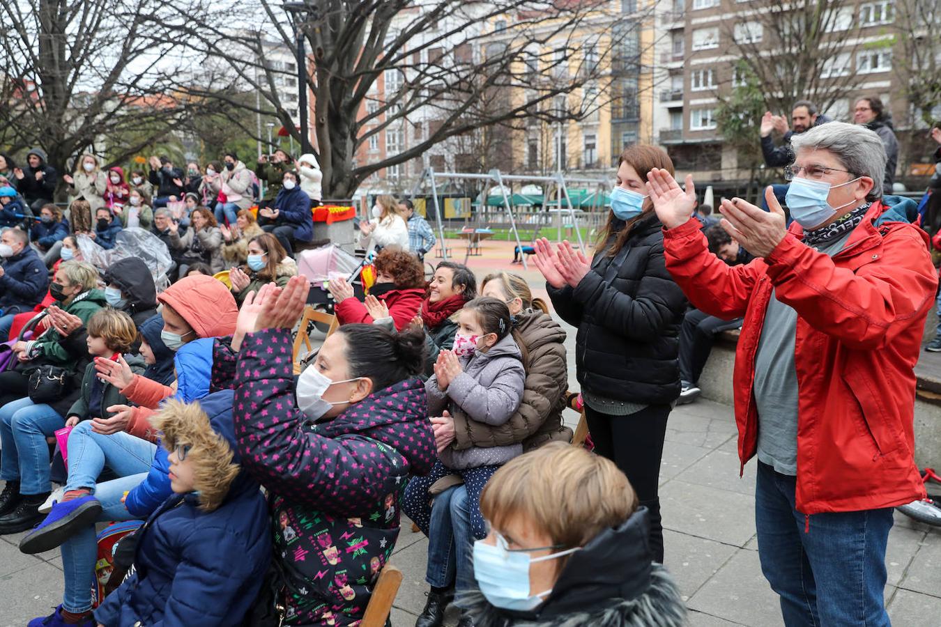 El humor, los títeres y las acrobacias no dejan de sumar carcajadas y sonrisas de los gijoneses. Aún con las lluvias de la jornada de este viernes, los viandantes se pararon a disfrutar de las actuaciones de Feten.