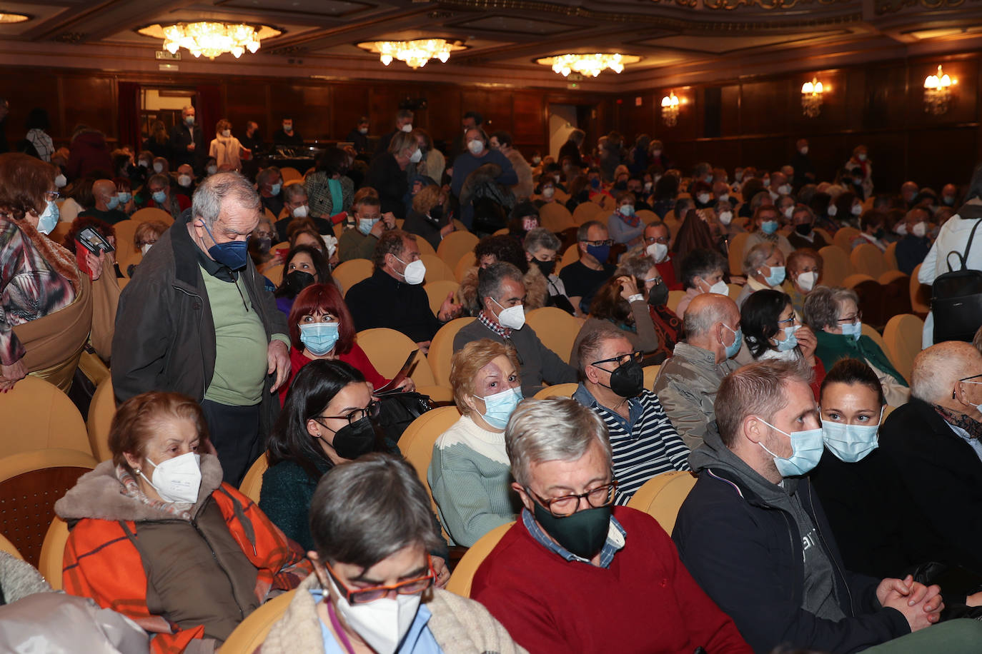 El teatro Jovellanos de Gijón se ha llenado para ovacionar 'Eva contra Eva', obra protagonizada por Ana Belén y Mel Salvatierra 