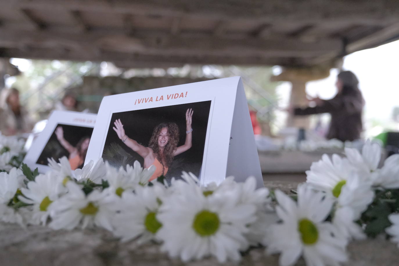 Familiares y amigos despiden en la playa de La Isla a Graciela Ruiz, que padecía ELA, «con música, abrazos, sidra y nada de negro» 