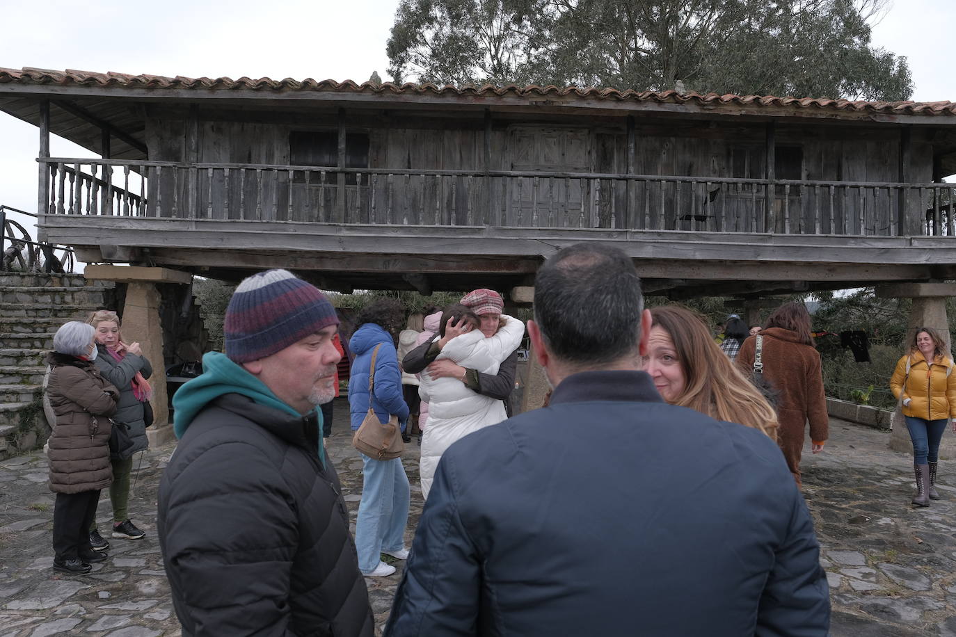 Familiares y amigos despiden en la playa de La Isla a Graciela Ruiz, que padecía ELA, «con música, abrazos, sidra y nada de negro» 