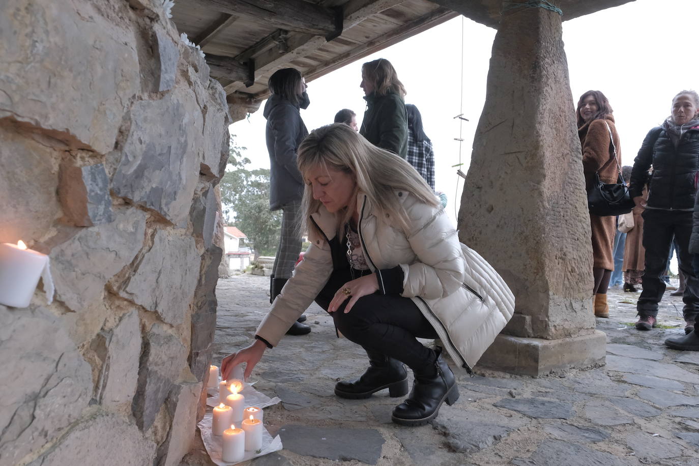 Familiares y amigos despiden en la playa de La Isla a Graciela Ruiz, que padecía ELA, «con música, abrazos, sidra y nada de negro» 