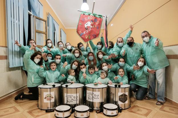 La charanga Perdíos de los Nervios, en uno de sus últimos ensayos en la asociación vecinal de Pescadores. 