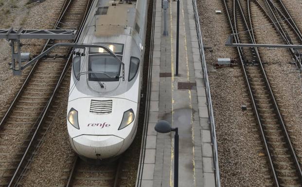 Un tren de Renfe sale de la estación de Gijón.