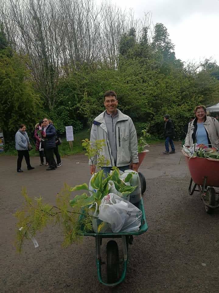 Fernando Álvarez del Valle cargado de plantas compradas en la feria de Iturrarán para levar a su jardín.