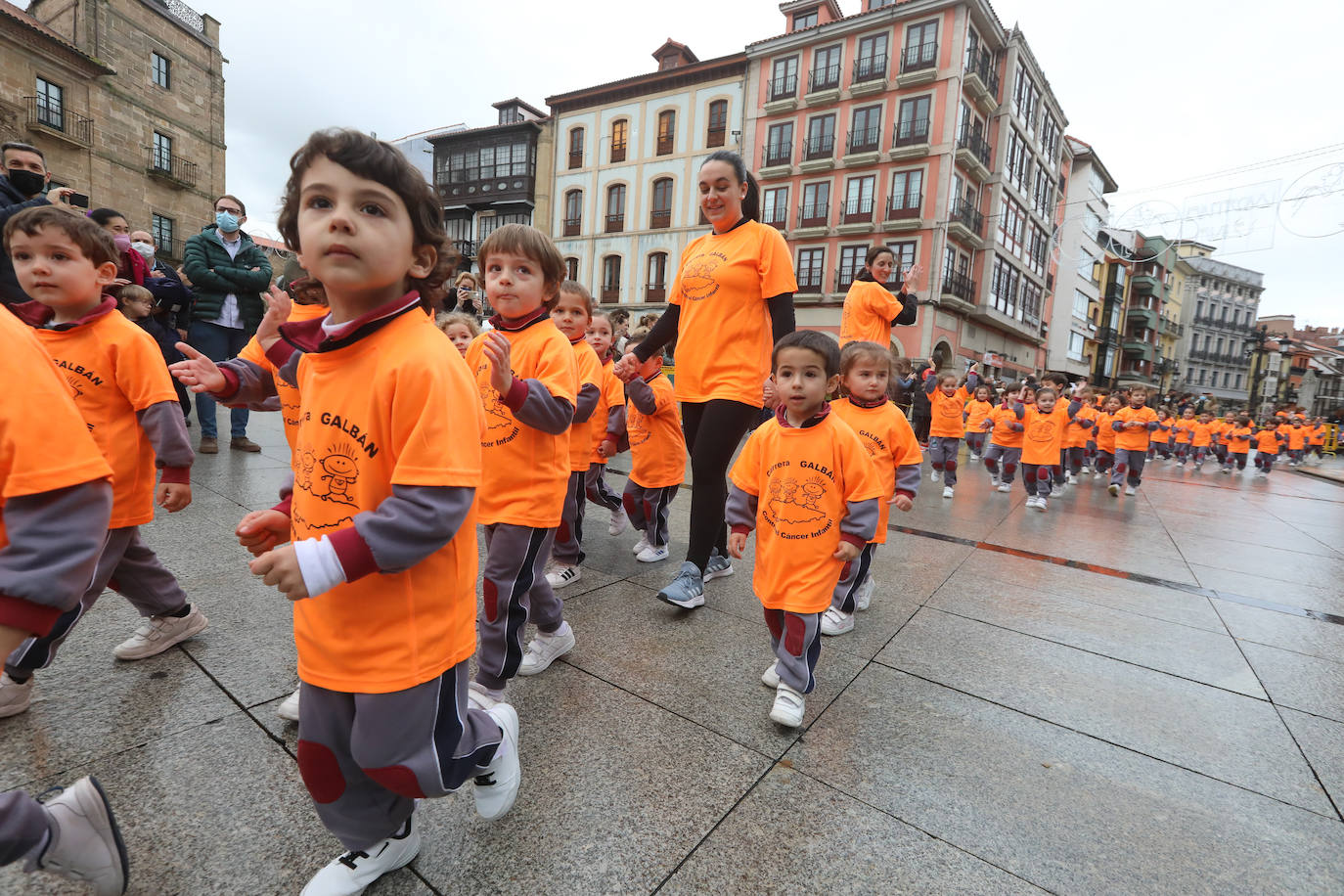 52 concejos de la región se visten de naranja en una carrera colectiva contra el cáncer infantil, organizada por la Asociación Galbán. El objetivo, recaudar fondos para promover la investigación bajo el lema «Una mejor supervivencia es posible». 