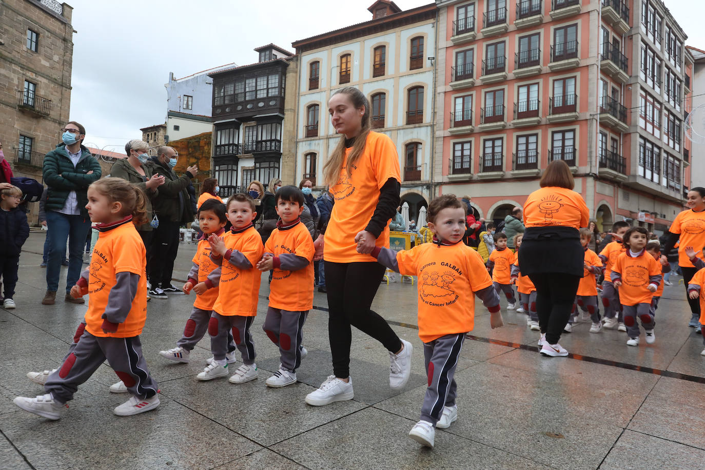 52 concejos de la región se visten de naranja en una carrera colectiva contra el cáncer infantil, organizada por la Asociación Galbán. El objetivo, recaudar fondos para promover la investigación bajo el lema «Una mejor supervivencia es posible». 