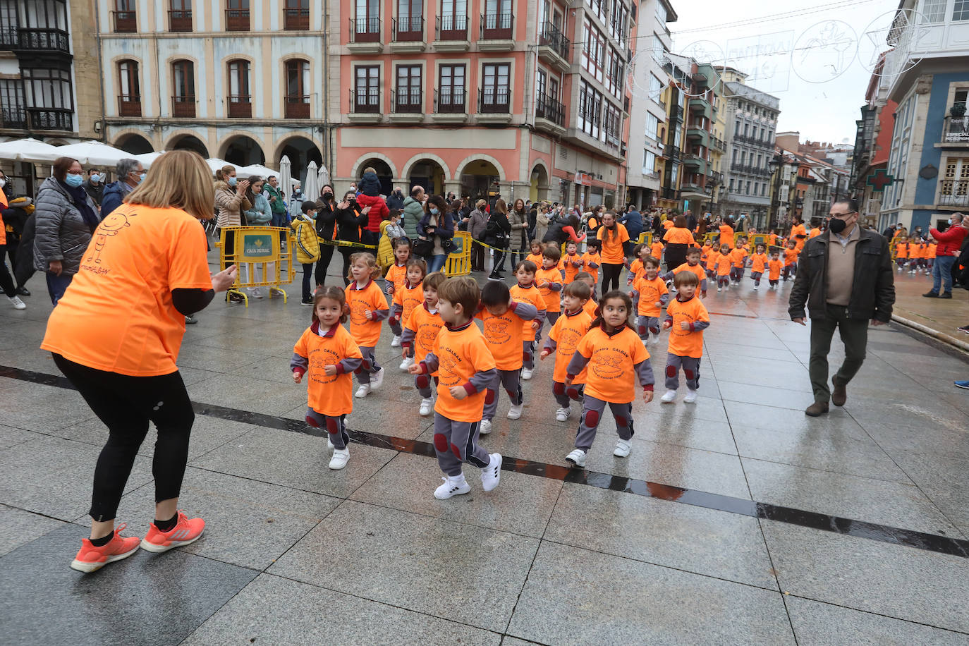 52 concejos de la región se visten de naranja en una carrera colectiva contra el cáncer infantil, organizada por la Asociación Galbán. El objetivo, recaudar fondos para promover la investigación bajo el lema «Una mejor supervivencia es posible». 