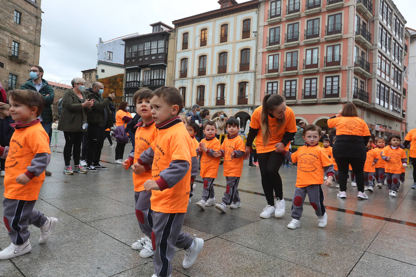 52 concejos de la región se visten de naranja en una carrera colectiva contra el cáncer infantil, organizada por la Asociación Galbán. El objetivo, recaudar fondos para promover la investigación bajo el lema «Una mejor supervivencia es posible». 