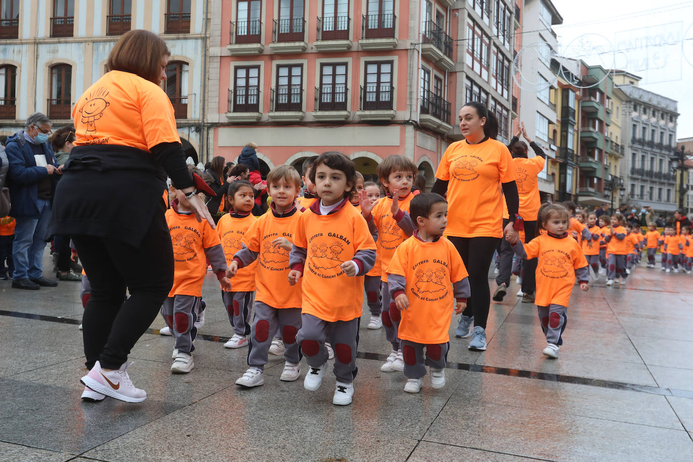 52 concejos de la región se visten de naranja en una carrera colectiva contra el cáncer infantil, organizada por la Asociación Galbán. El objetivo, recaudar fondos para promover la investigación bajo el lema «Una mejor supervivencia es posible». 