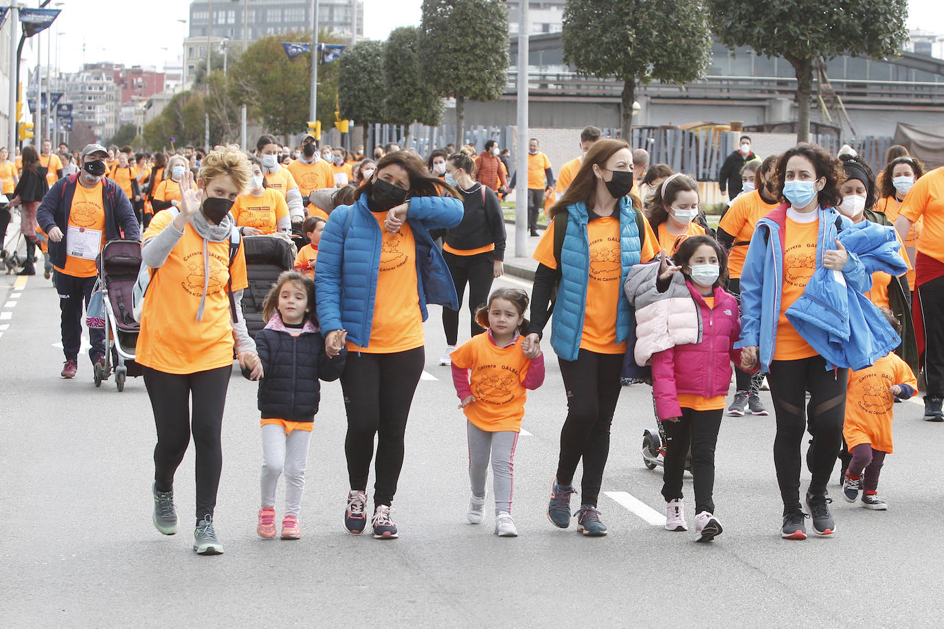 52 concejos de la región se visten de naranja en una carrera colectiva contra el cáncer infantil, organizada por la Asociación Galbán. El objetivo, recaudar fondos para promover la investigación bajo el lema «Una mejor supervivencia es posible». 