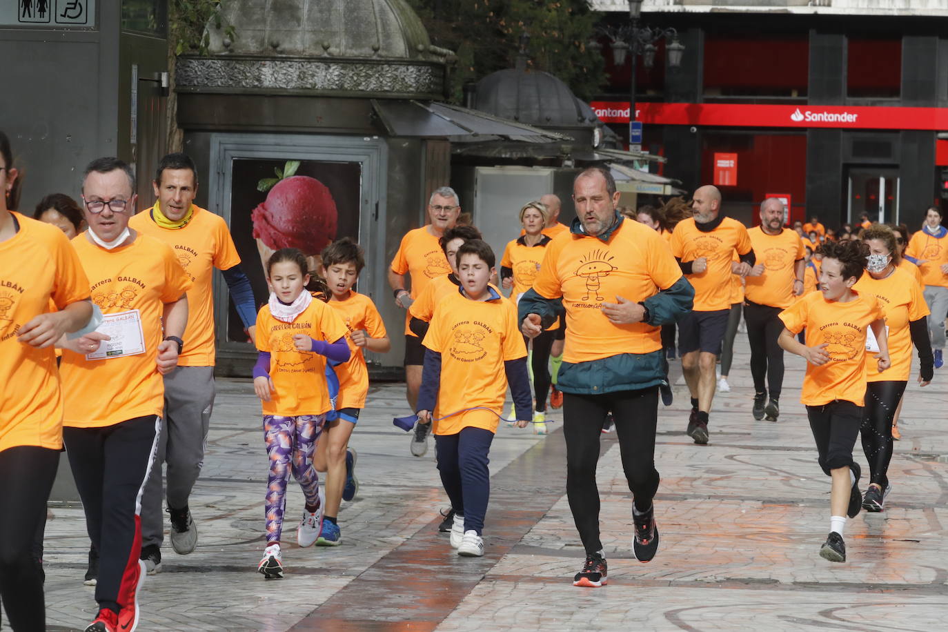 52 concejos de la región se visten de naranja en una carrera colectiva contra el cáncer infantil, organizada por la Asociación Galbán. El objetivo, recaudar fondos para promover la investigación bajo el lema «Una mejor supervivencia es posible». 