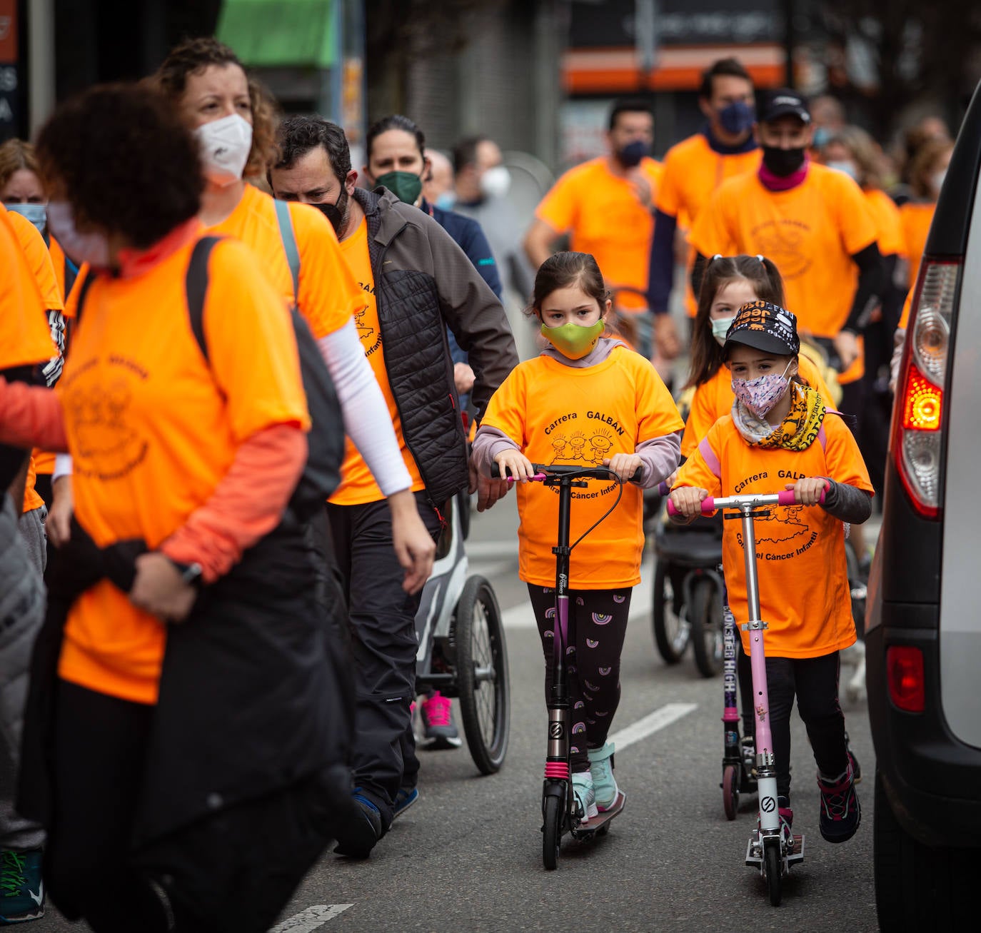 52 concejos de la región se visten de naranja en una carrera colectiva contra el cáncer infantil, organizada por la Asociación Galbán. El objetivo, recaudar fondos para promover la investigación bajo el lema «Una mejor supervivencia es posible». 