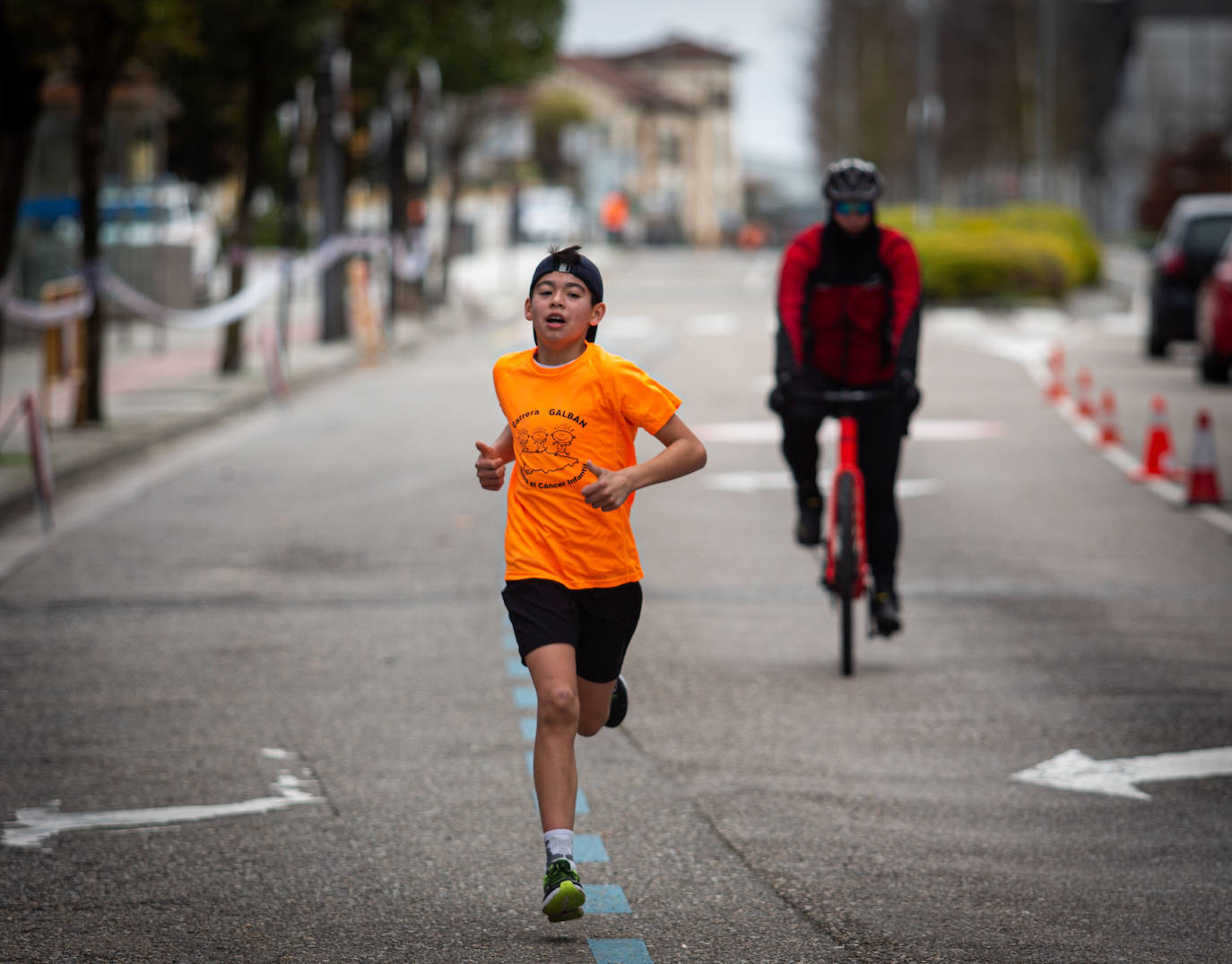 52 concejos de la región se visten de naranja en una carrera colectiva contra el cáncer infantil, organizada por la Asociación Galbán. El objetivo, recaudar fondos para promover la investigación bajo el lema «Una mejor supervivencia es posible». 